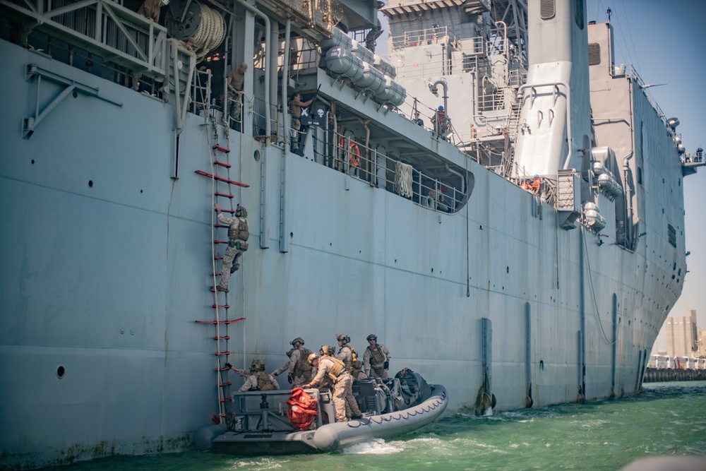 11th MEU ADRD conducts VBSS training with USCG AIT