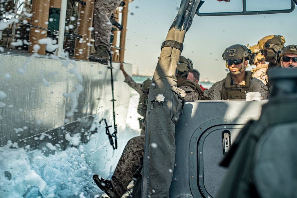 11th MEU ADRD conducts VBSS training with USCG AIT