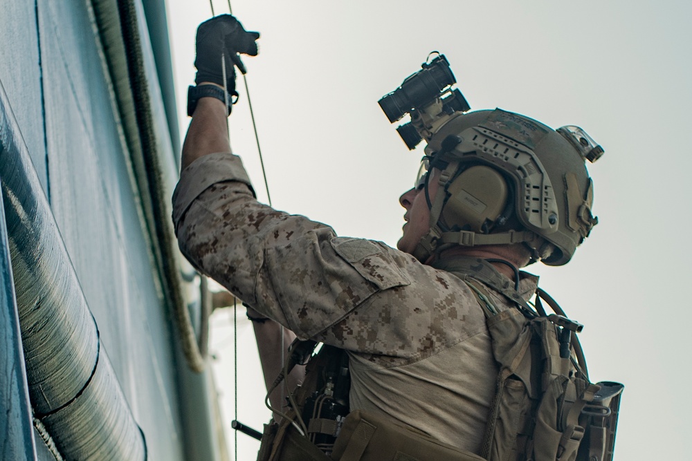 11th MEU ADRD conducts VBSS training aboard USNS Catawba