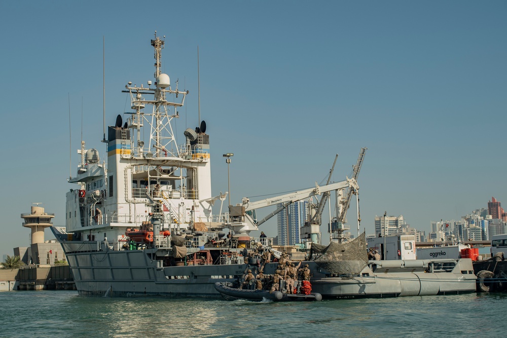 11th MEU ADRD conducts VBSS training aboard USNS Catawba