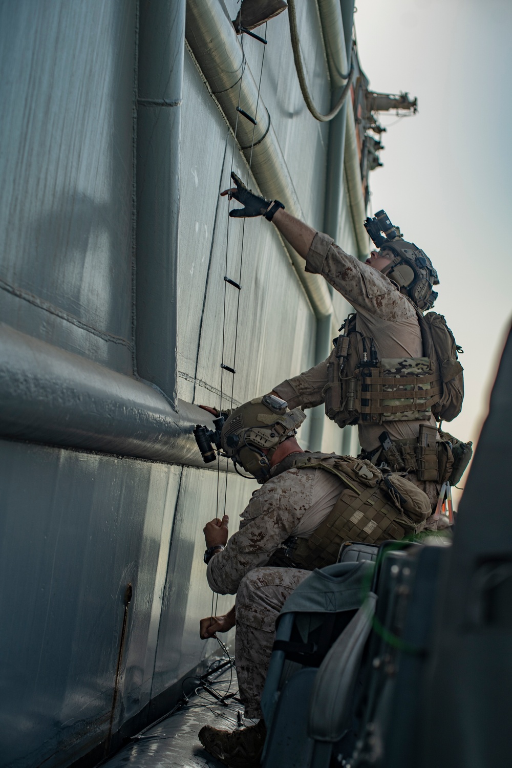 11th MEU ADRD conducts VBSS training aboard USNS Catawba