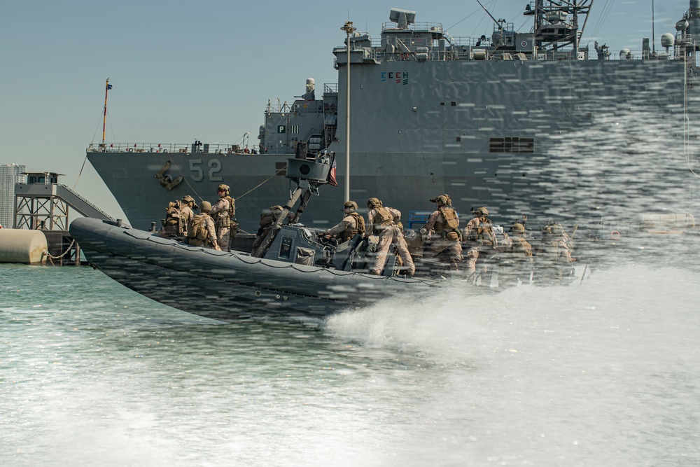 11th MEU ADRD conducts VBSS training aboard USNS Catawba
