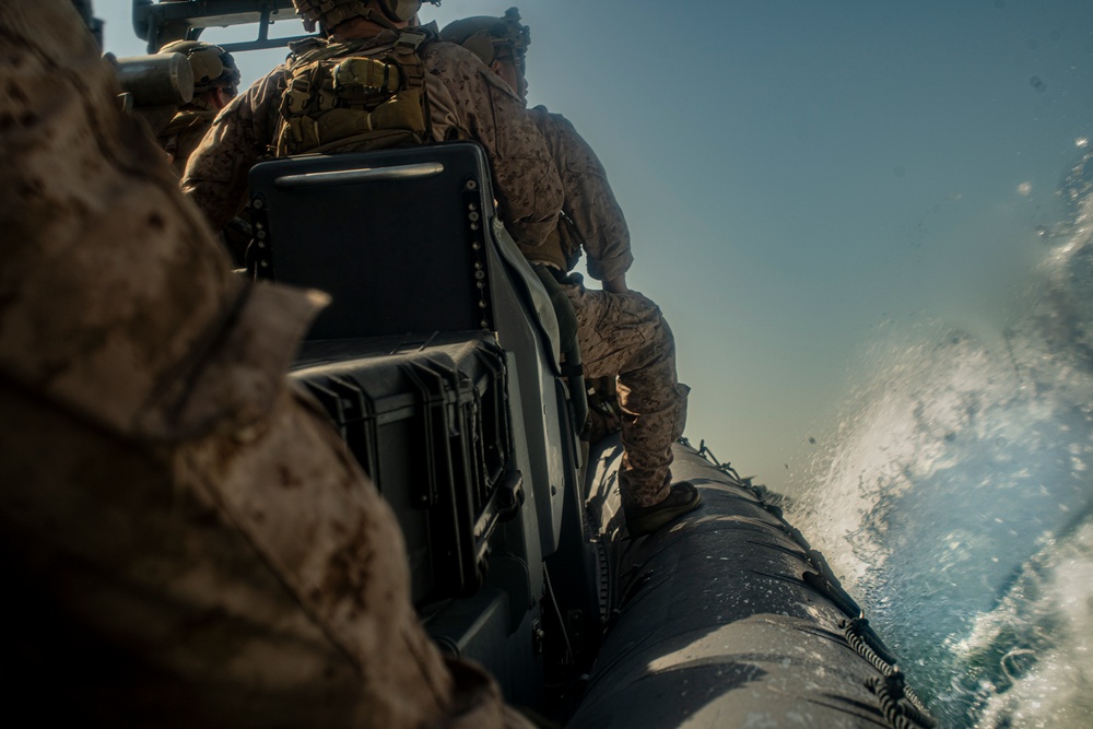 11th MEU ADRD conducts VBSS training aboard USNS Catawba