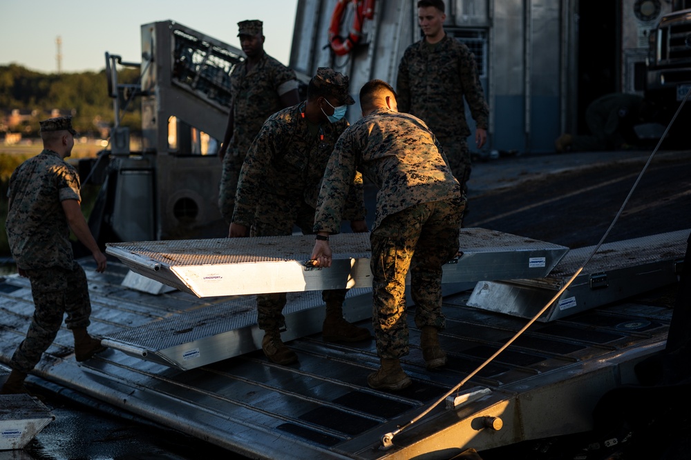 Marines and Sailors conduct LCAC Landings in the Capital Shield Exercise