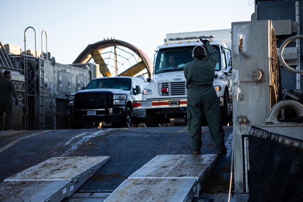 Marines and Sailors conduct LCAC Landings in the Capital Shield Exercise