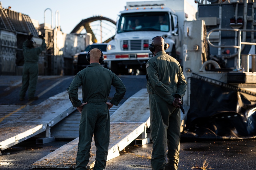 Marines and Sailors conduct LCAC Landings in the Capital Shield Exercise