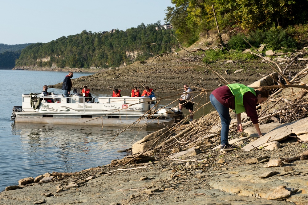 Volunteers clean up Lake Cumberland on National Public Lands Day