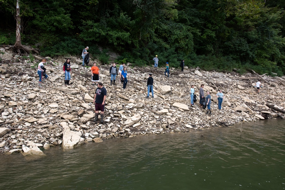 Volunteers clean up Lake Cumberland on National Public Lands Day