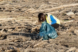 Volunteers clean up Lake Cumberland on National Public Lands Day