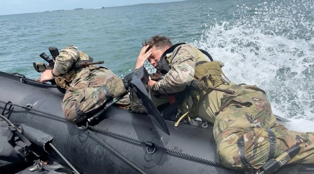 Green Berets with 1st SFG (A) attend Waterborne Infiltration Course with Coast Guard at Key West