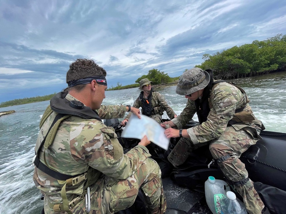 Green Berets with 1st SFG (A) attend Waterborne Infiltration Course with Coast Guard at Key West