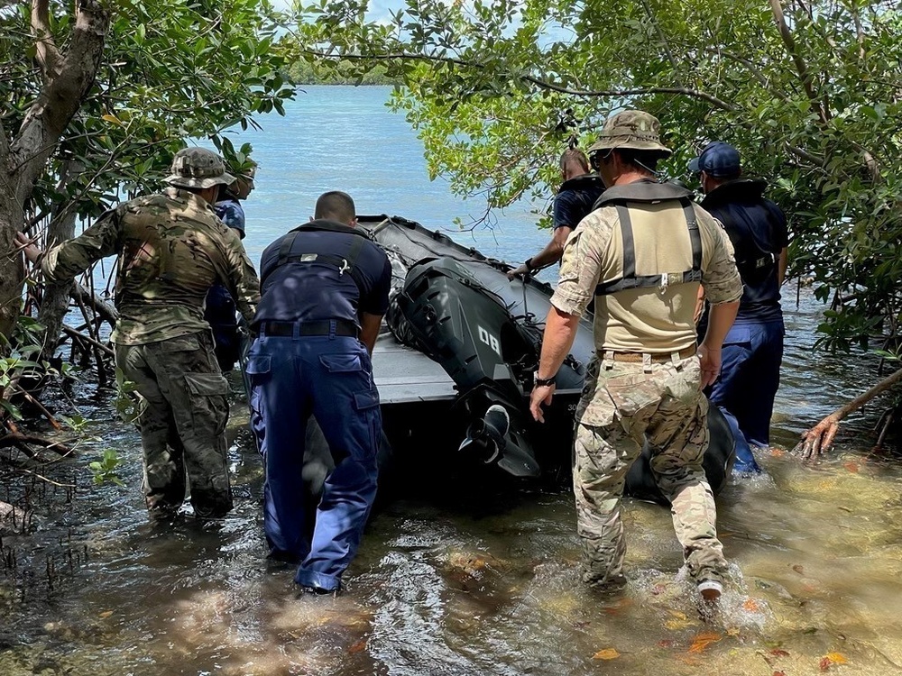 Green Berets with 1st SFG (A) attend Waterborne Infiltration Course with Coast Guard at Key West