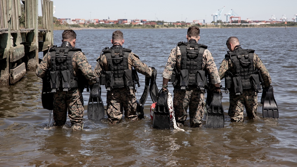 3d Force Reconnaissance Company conducts small boat and combatant diver training