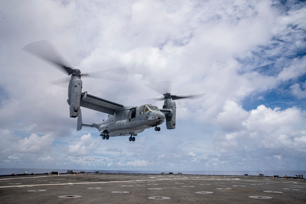 11th MEU CO visits USS Pearl Harbor