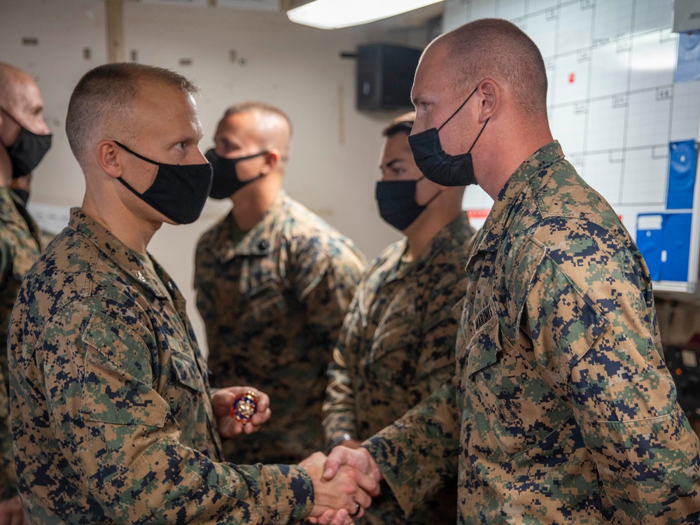 11th MEU CO visits USS Pearl Harbor