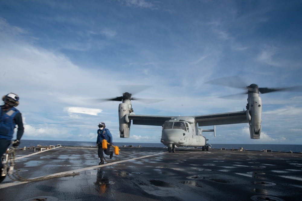 11th MEU CO visits USS Pearl Harbor
