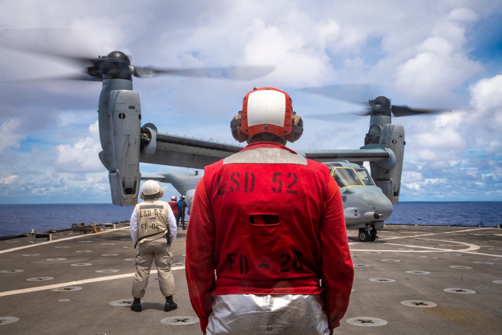 11th MEU CO visits USS Pearl Harbor