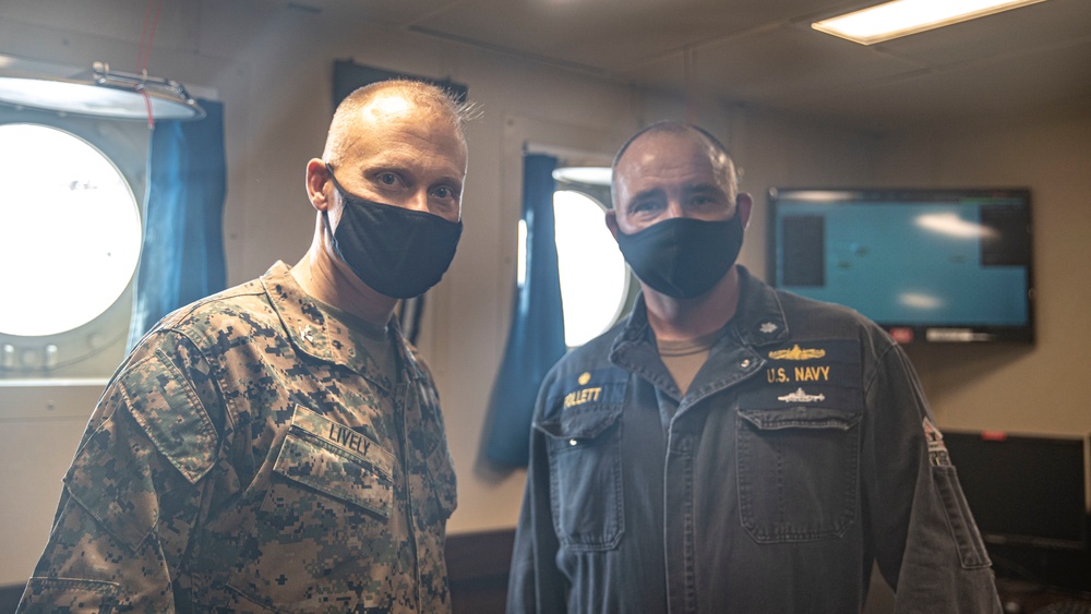 11th MEU CO visits USS Pearl Harbor