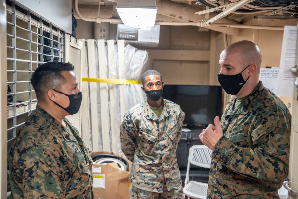 11th MEU CO visits USS Pearl Harbor