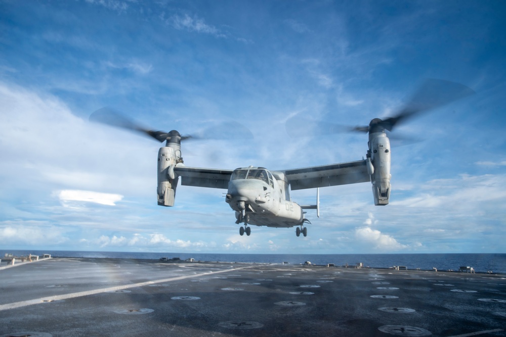 11th MEU CO visits USS Pearl Harbor