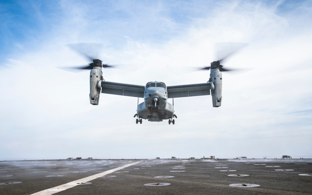 VMM-165 Marines transfer Marines from USS Pearl Harbor