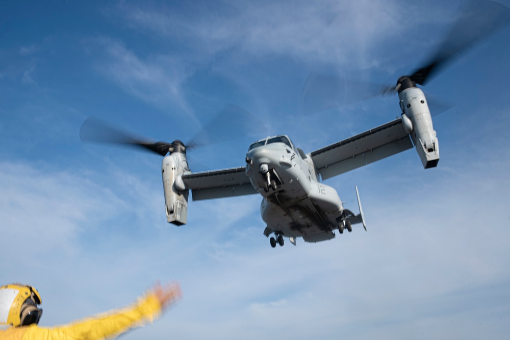 VMM-165 Marines transfer Marines from USS Pearl Harbor