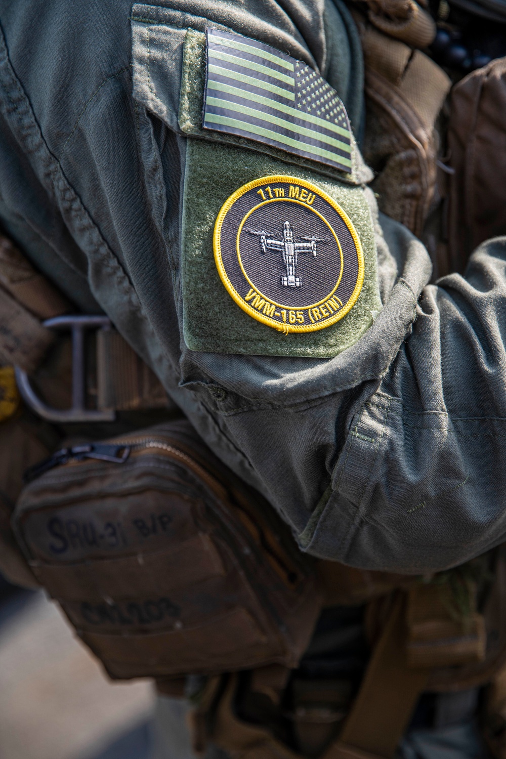 VMM-165 Marines transfer Marines from USS Pearl Harbor