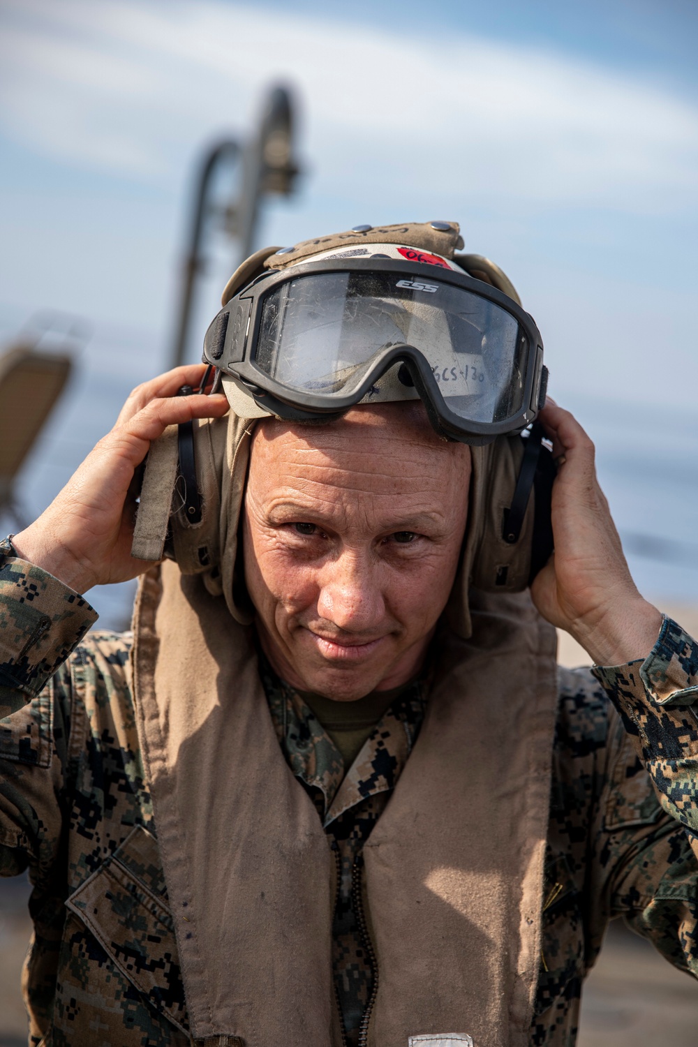 VMM-165 Marines transfer Marines from USS Pearl Harbor