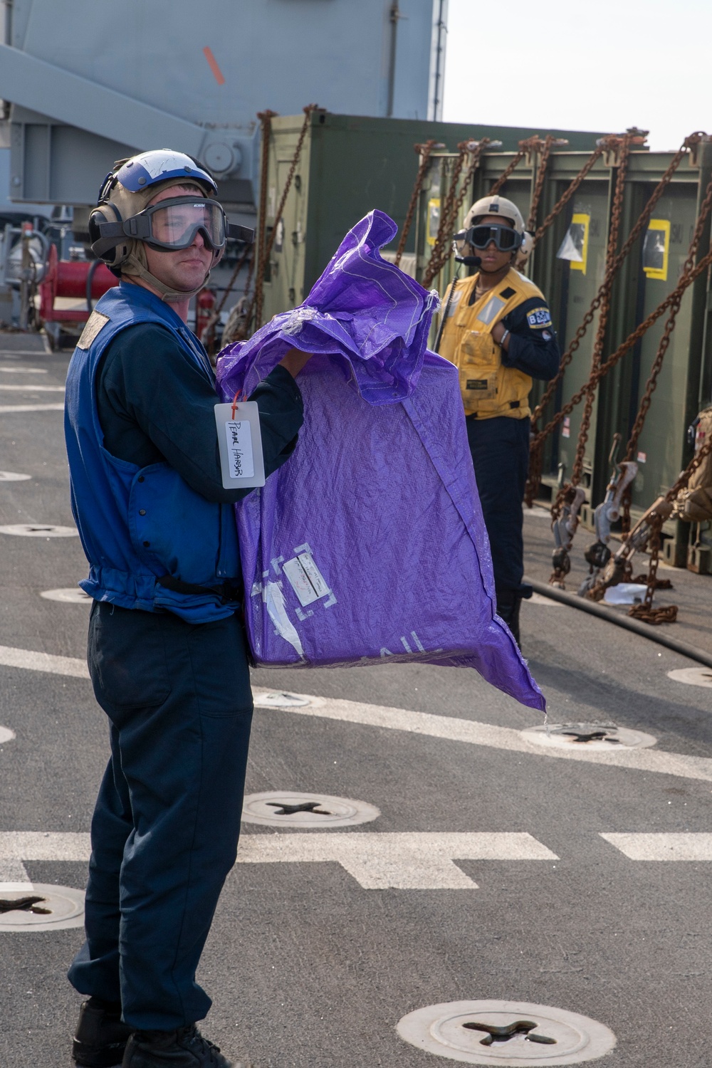 VMM-165 Marines transfer Marines from USS Pearl Harbor