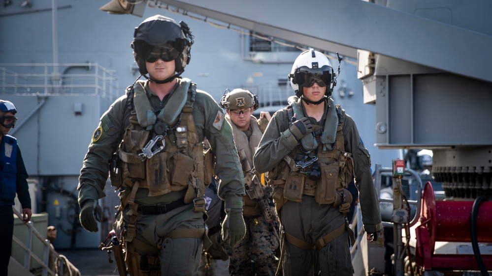 VMM-165 Marines transfer Marines from USS Pearl Harbor