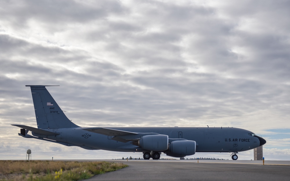 Fairchild AFB launches 20 KC-135s at once