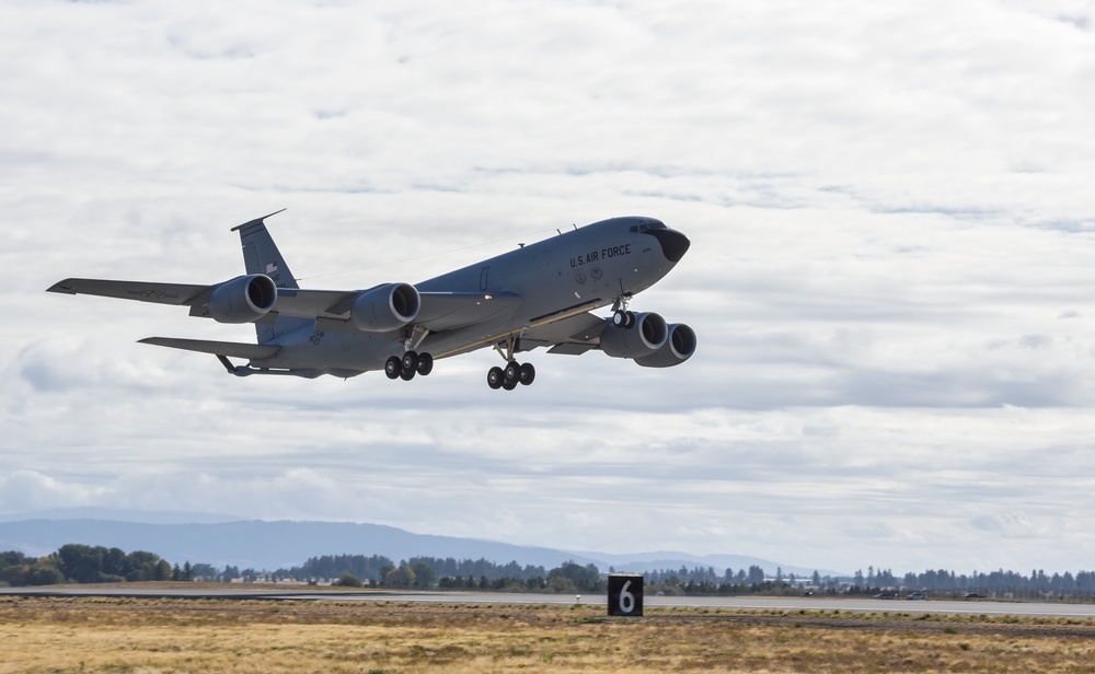 Fairchild AFB launches 20 KC-135s at once