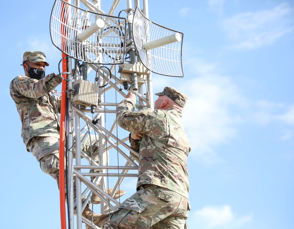 2ABCT Soldiers install new communications tower at Fort Bliss’ Doña Ana Complex