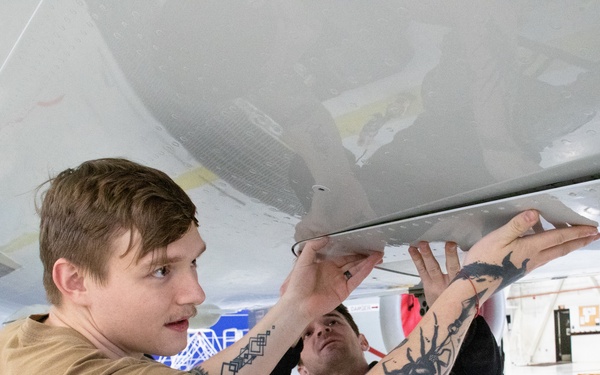 VP-46 Sailors Maintain Aircraft