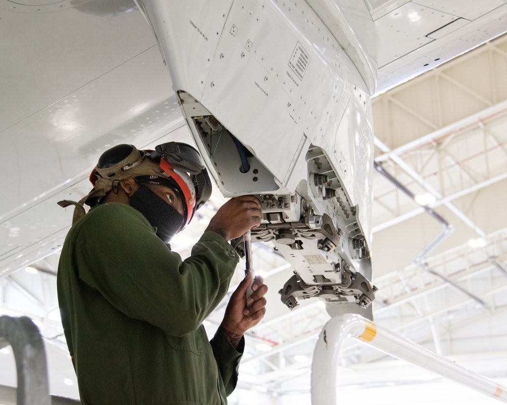 VP-46 Sailors Maintain Aircraft