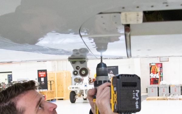 vP-46 Sailors Maintain aircraft