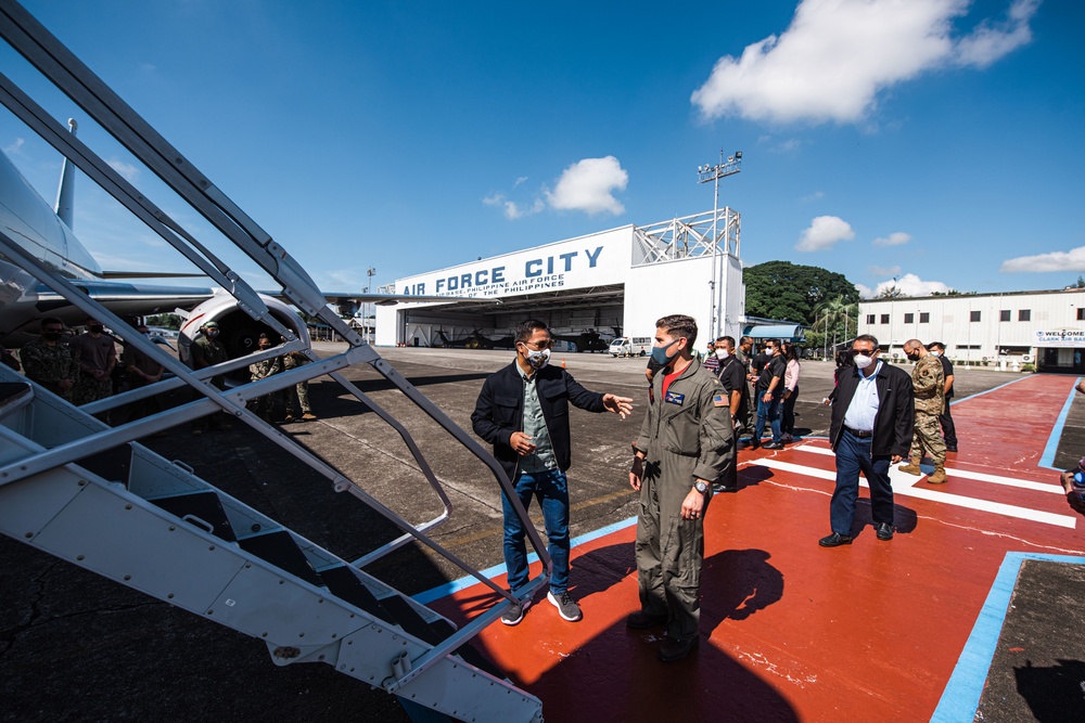 VP-10 “Red Lancers” Host Knockout Flight with Senator Manny Pacquiao, Distinguished Visitors of the Philippines