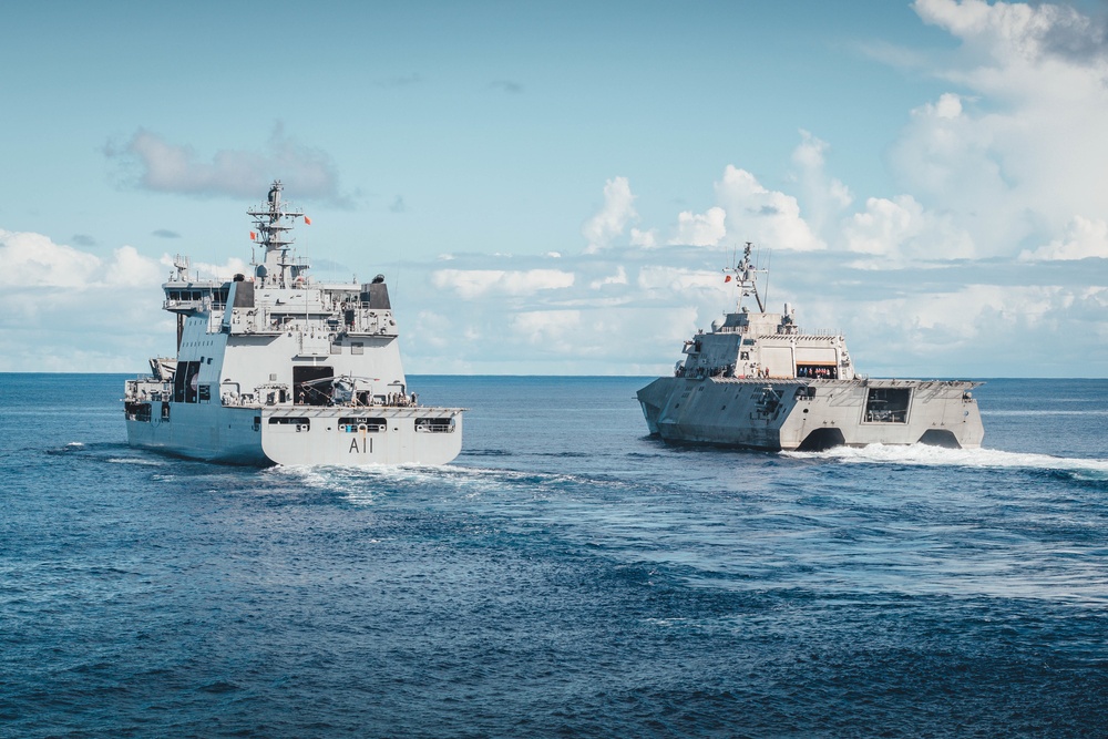 USS Charleston (LCS 18) sails with Royal New Zealand Navy ships HMNZS AOTEAROA (A11) and HMNZS TE KAHA (F77)