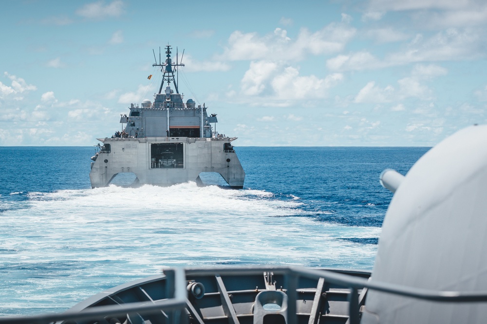 USS Charleston (LCS 18) sails with Royal New Zealand Navy ships HMNZS AOTEAROA (A11) and HMNZS TE KAHA (F77)