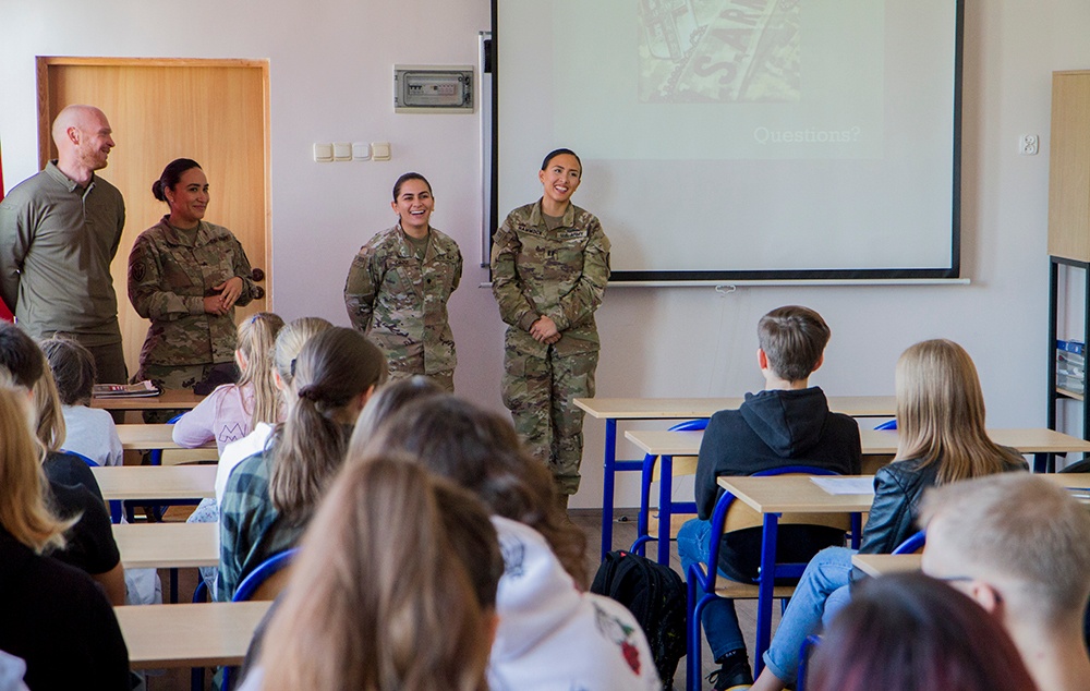 50th Regional Support Group Soldiers visit primary school in Poland