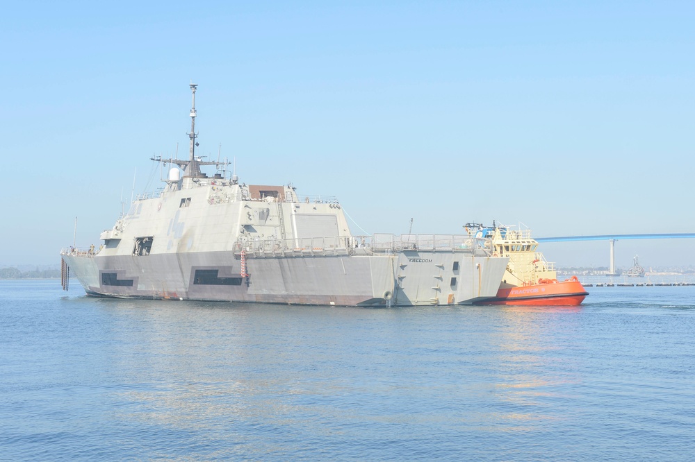 USS Freedom (LCS 1) Departs Naval base San Diego