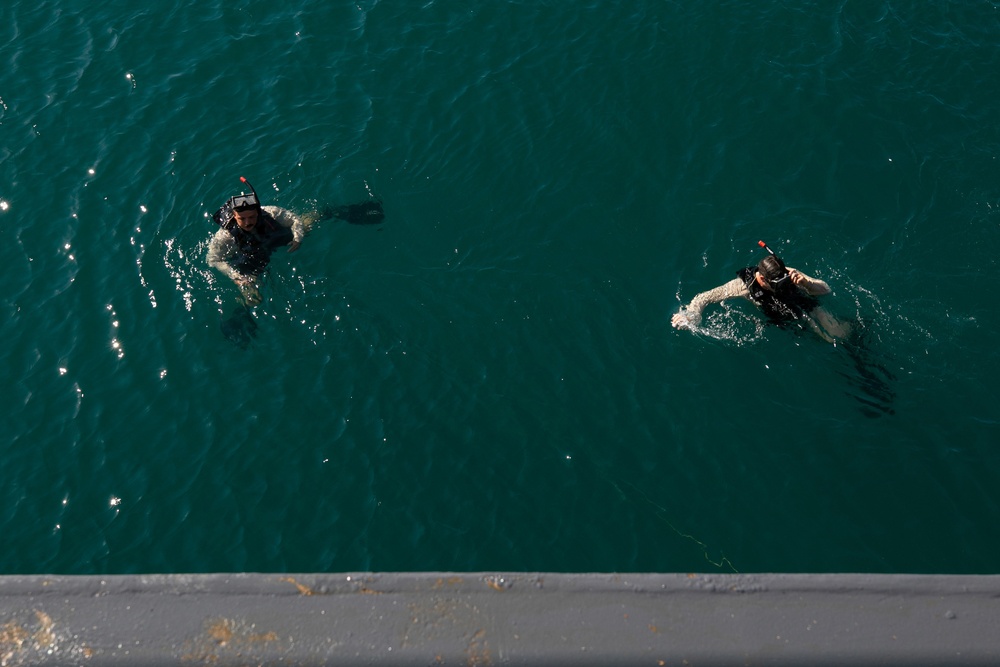 USS Sioux City Sailors Perform SAR Swimmer Operations