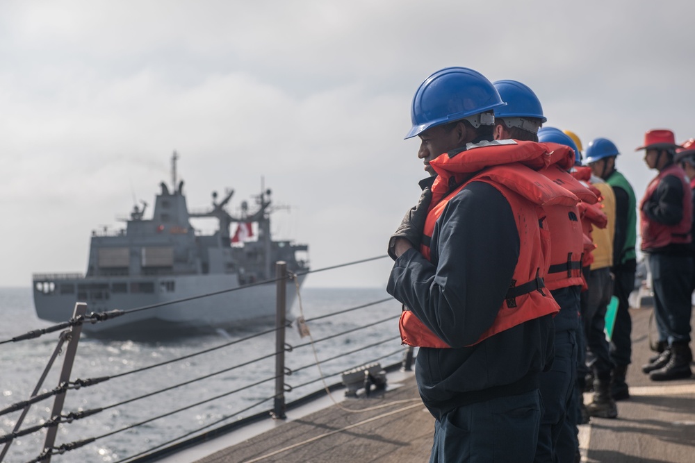 USS Mustin conducts replenishment with Peruvian Navy