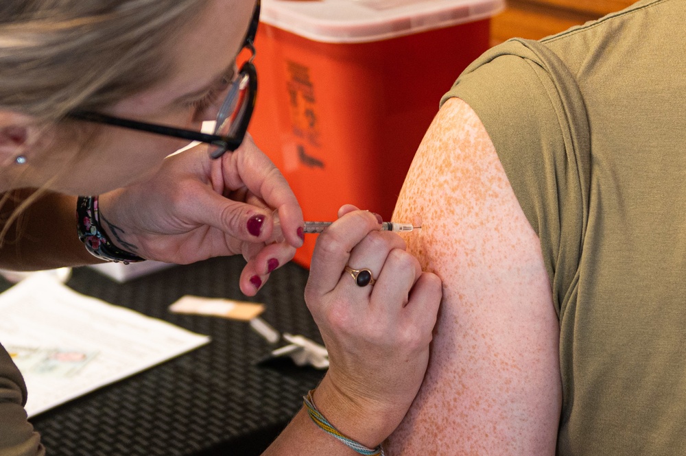 Airmen receive COVID-19 immunizations