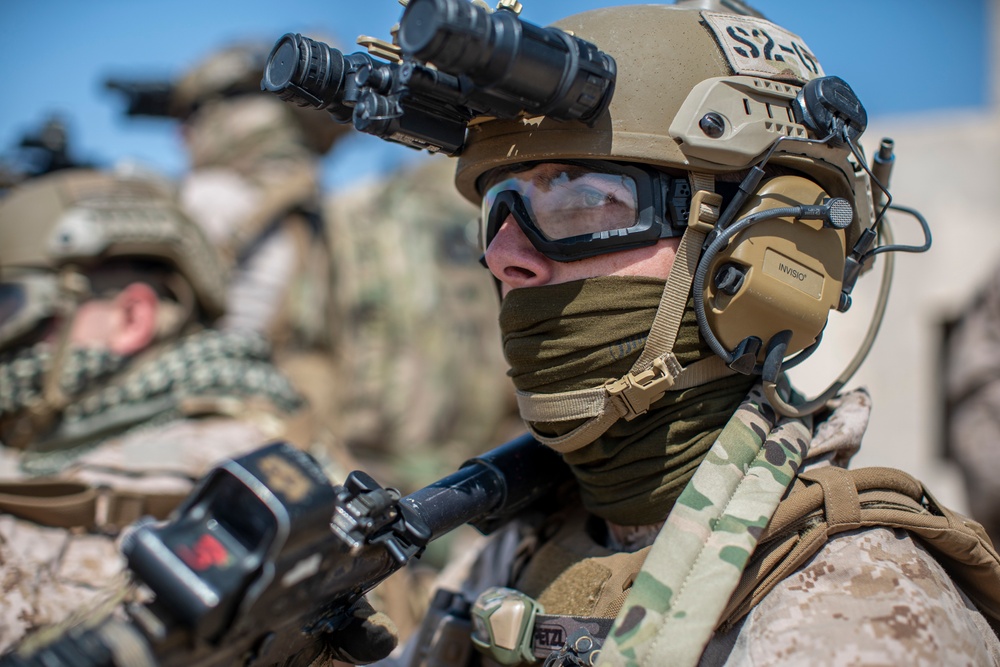 11th MEU ADRD conduct room clearing drills