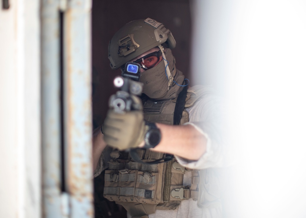 11th MEU ADRD conduct room clearing drills