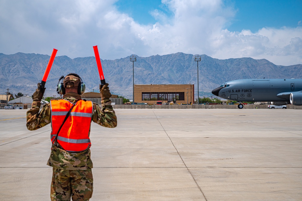 91st EARS &amp; 379th EAMXS complete first ever KC-135 hot-pit refuel in Afghanistan