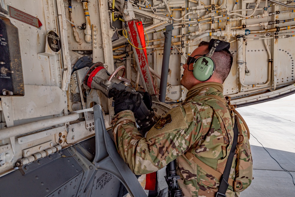 91st EARS &amp; 379th EAMXS complete first ever KC-135 hot-pit refuel in Afghanistan