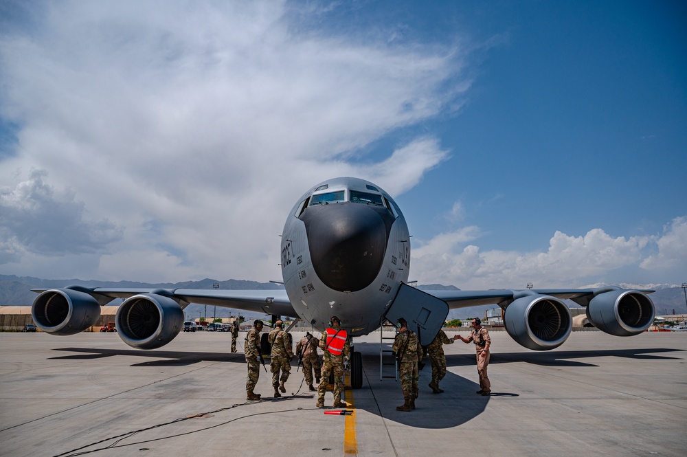 91st EARS &amp; 379th EAMXS complete first ever KC-135 hot-pit refuel in Afghanistan