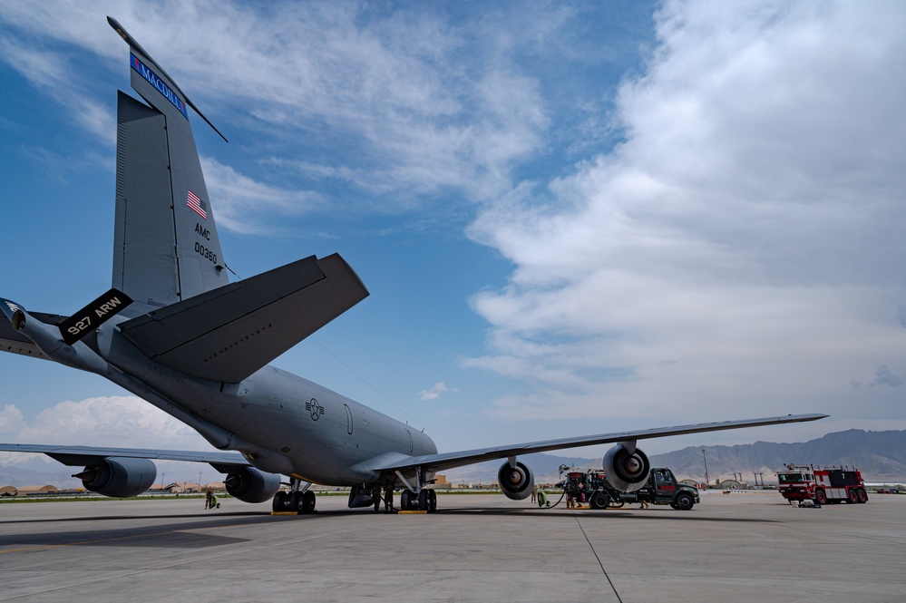 91st EARS &amp; 379th EAMXS complete first ever KC-135 hot-pit refuel in Afghanistan